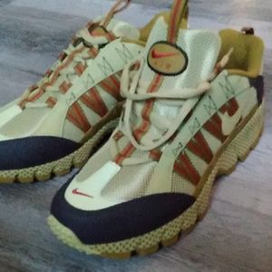 Nike boots beige/red/ brown/ black